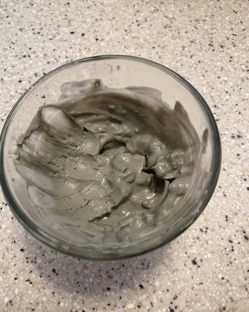 DIY arm pit detox paste in a bowl